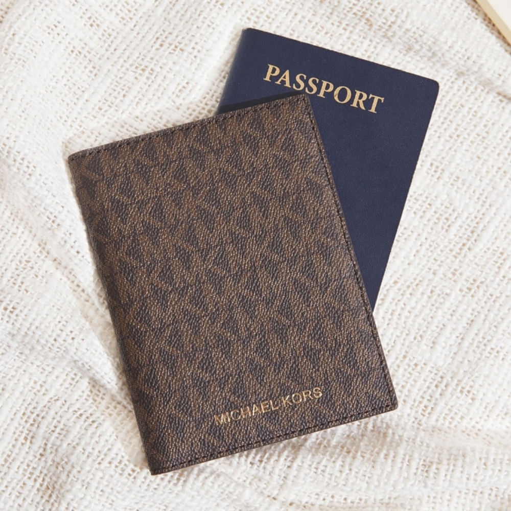 💥SOLD💥 Michael Kors Passport Holder